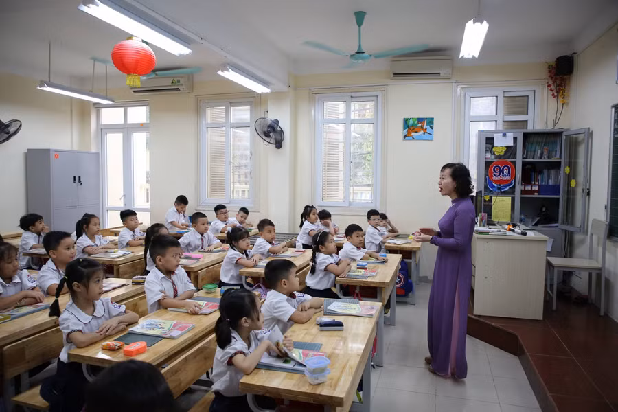 Cô và trò Trường TH Thăng Long, Hà Nội.