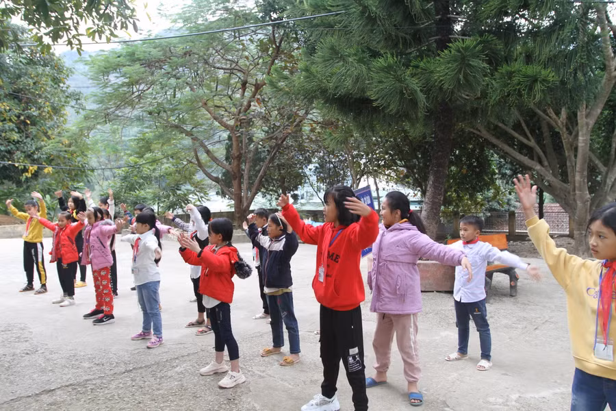 Giờ thể dục của học sinh vùng cao Mường Lát.