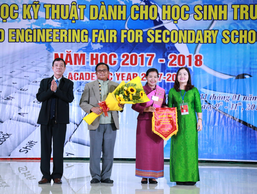 Lãnh đạo tỉnh Quảng Trị, ngành GD&ĐT tỉnh Quảng Trị tặng cờ lưu niệm và hoa cho lãnh đạo ngành giáo dục tỉnh Roi-et (Thái Lan). Lãnh đạo tỉnh Quảng Trị, ngành GD&ĐT tỉnh Quảng Trị tặng cờ lưu niệm và hoa cho lãnh đạo ngành giáo dục tỉnh Roi-et (Thái Lan).
