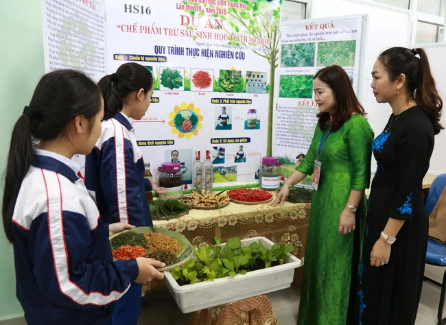 Học sinh tham dự cuộc thi trình bày đề tài