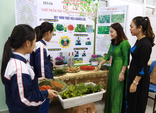 Học sinh tham dự cuộc thi trình bày đề tài