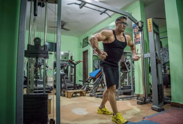 Anh thường tập luyện 6 ngày một tuần và mỗi ngày 5 giờ