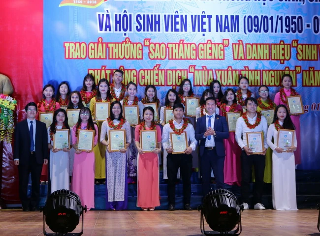  Trao giải thưởng “Sao Tháng giêng” và Danh hiệu “Sinh viên 5 tốt”