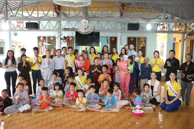 Đoàn Hoa Hậu Hoàn Vũ VN mang yêu thương đến trẻ em mồ côi