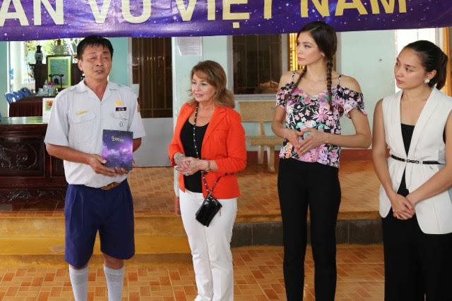 HHHV Thế giới Dayana Mendoza và bà Paula Shugart chủ tịch tổ chức HHHV TG trao quà từ thiện