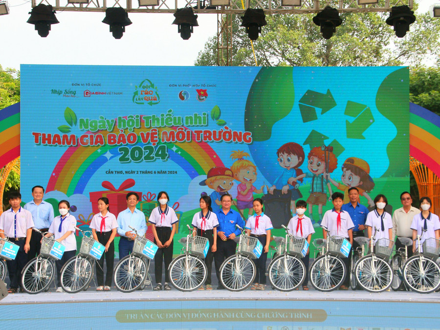 Ban tổ chức trao tặng xe đạp, học bổng cho học sinh có hoàn cảnh khó khăn. Ban tổ chức trao tặng xe đạp, học bổng cho học sinh có hoàn cảnh khó khăn.