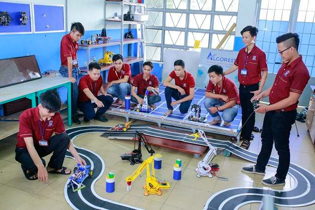 Sinh viên Khoa Điện- Điện tử Trường ĐH Nguyễn Tất Thành