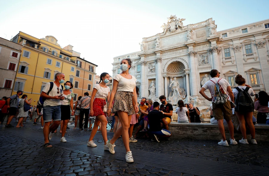 Người dân Italy đeo khẩu trang phòng chống Covid-19. Ảnh: Reuters