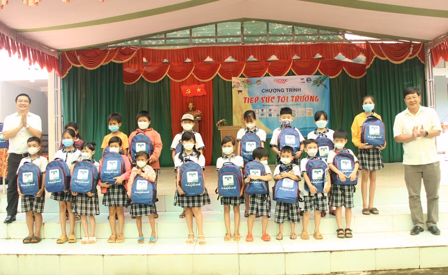 Ông Trần Hồng Hải- Giám đốc Công ty Đông Nam (ngoài cùng bên phải) và ông Nguyễn Văn Thông- Chủ tịch HĐQT Thiên An Holdings (ngoài cùng bên trái) tặng quà cho học sinh có hoàn cảnh khó khăn.