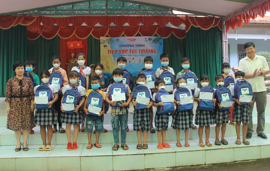 Nhà báo Nguyễn Thị Hương Giang, Phó Trưởng Cơ quan Thường trú Báo GD&amp;TĐ tại TPHCM và ông Trần Hồng Hải- Giám đốc Công ty Đông Nam tặng quà và học bổng cho học sinh nghèo.