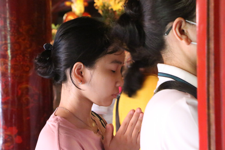 Bất chấp thời tiết nắng nóng, nhiều sĩ tử đến đây với một mong muốn sẽ đủ tự tin để vượt qua kỳ thi vào lớp 10 năm 2023.