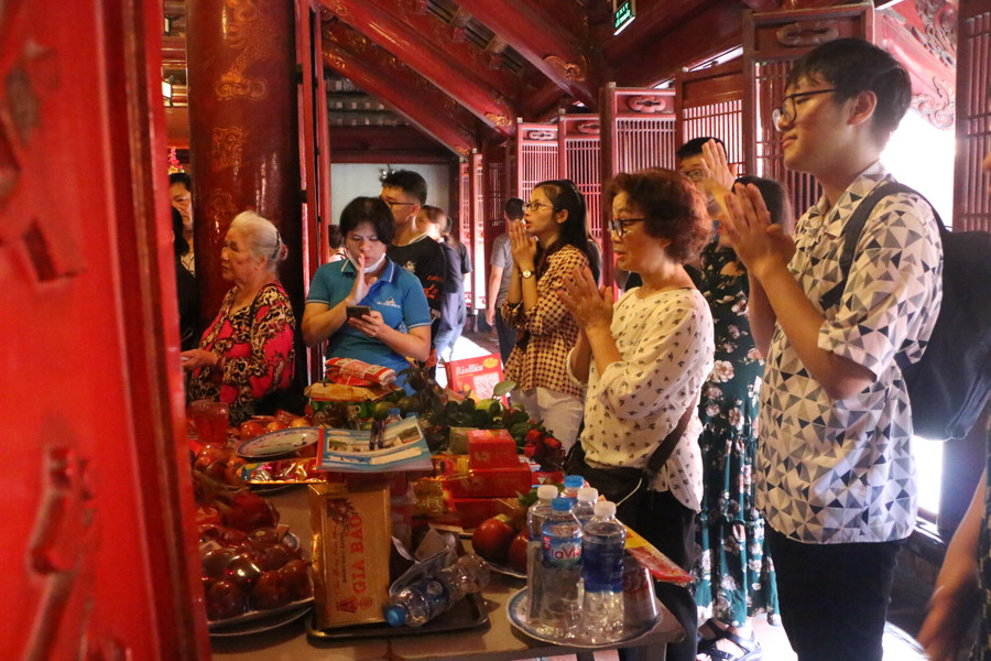 Những vật phẩm, đồ lễ được nhiều thí sinh dâng cúng thường là nước lọc, hoa quả tươi, bánh kẹo, bút bi, sách vở và tờ sớ có ghi rõ tên tuổi, địa chỉ... để mong các bậc Tiên Thánh phù hộ.