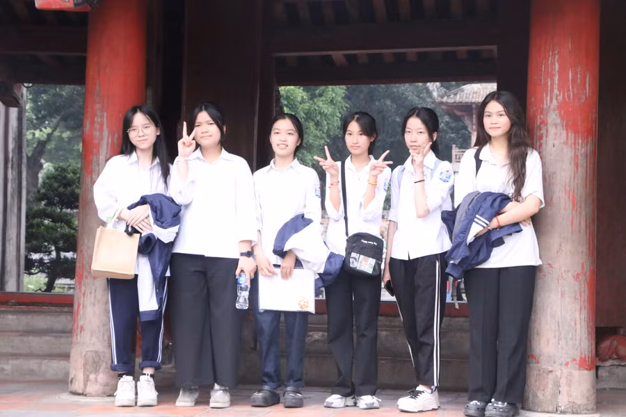 Nhóm học sinh của Trường THCS Việt Hưng, quận Long Biên cũng tới cầu may ở Văn Miếu.