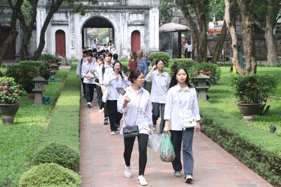 Ngày 8/6 đã có rất đông thí sinh và người nhà cùng đến cầu may tại Văn Miếu - Quốc Tử Giám, Hà Nội.