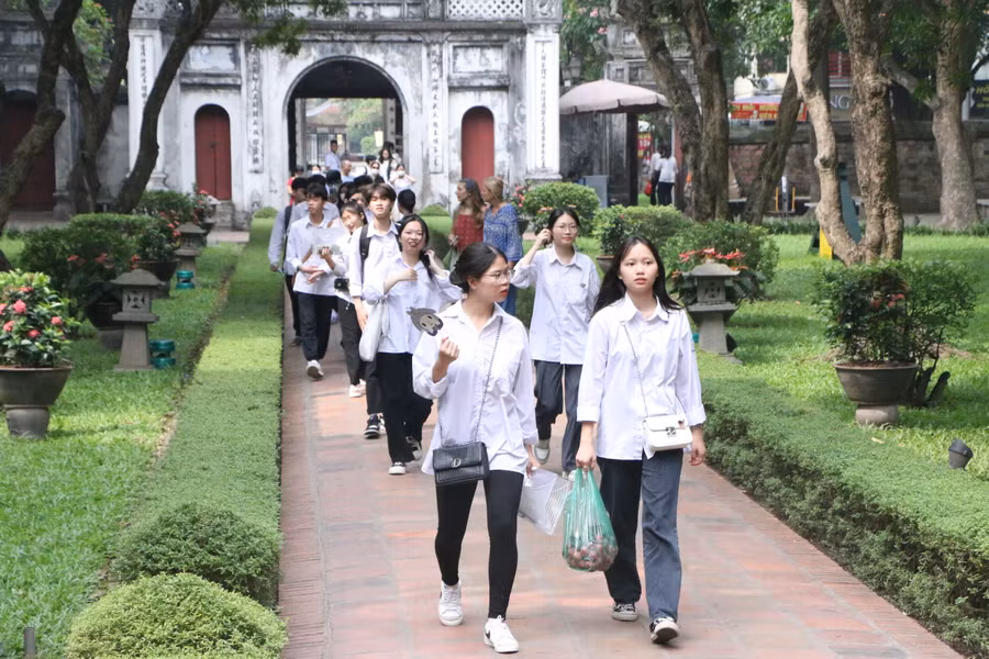 Ngày 8/6 đã có rất đông thí sinh và người nhà cùng đến cầu may tại Văn Miếu - Quốc Tử Giám, Hà Nội.