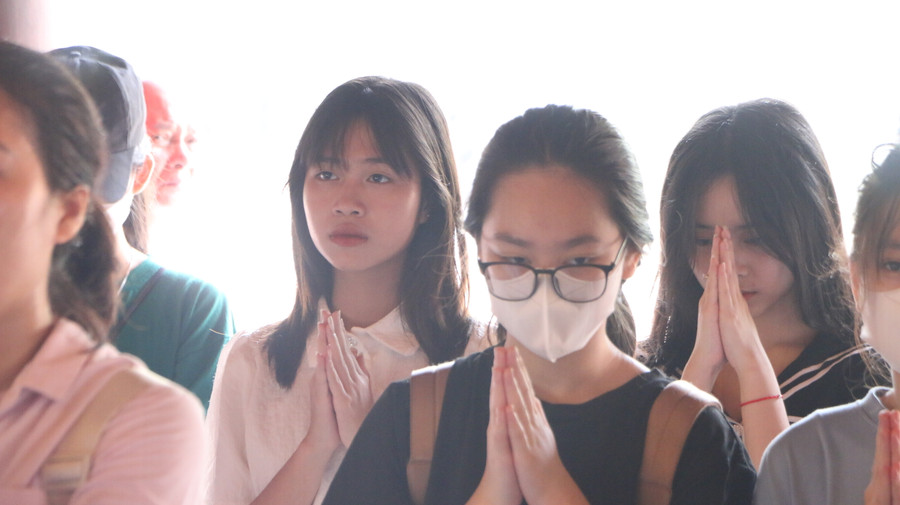 Các thí sinh chắp tay thành kính dâng hương tới các bậc tiên Thánh trước ngày dự thi.