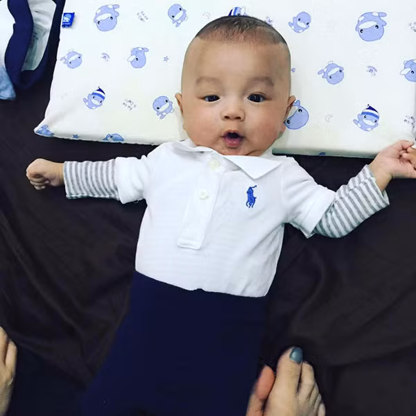 Buổi tối cùng ngày, chàng cầu thủ Việt kiều khoe con trai trong bộ đồ khác với chú thích "nhìn như vịt Donald". Bức ảnh này được Mạc Hồng Quân thay làm hình đại diện trên trang cá nhân của mình. mac-hong-quan-ky-han-khoe-loat-anh-cu-toi-dien-do-hieu-2