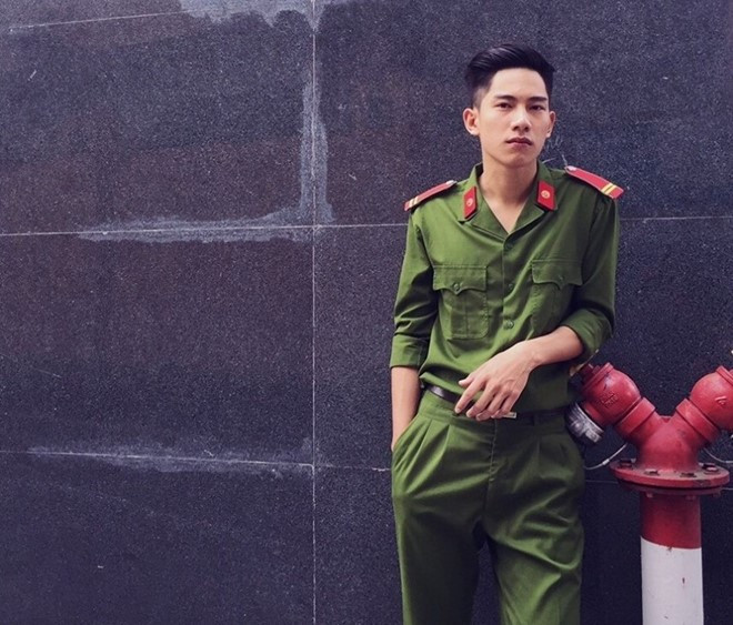 Phạm Xuân Thức điển trai trong bộquân phục màu xanh. Dan mang tim kiem chang canh sat co dong dep trai hinh anh 2