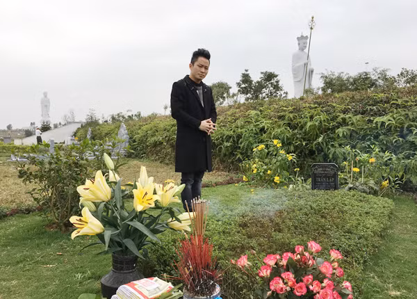 tung-duong-hat-hoa-ban-trang-ben-mo-tran-lap-3