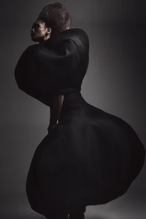 H’Ăng Niê đen nhẻm với phong cách thời trang quái dị