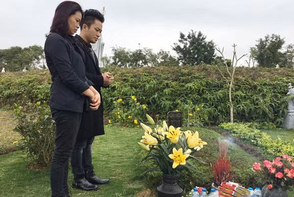 tung-duong-hat-hoa-ban-trang-ben-mo-tran-lap-1