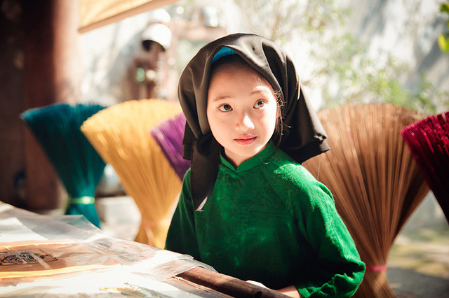 “Tiểu” Châu Tấn “chất lừ” với khăn mỏ quạ, áo dài xưa ảnh 6 Sự hồn nhiên và điềm đạm cùng toát lên trong thần thái của nàng mẫu nhí.