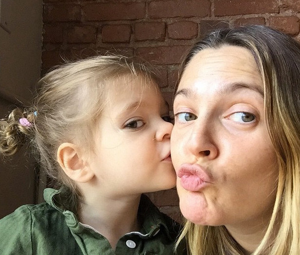 Những “sao” chậm trễ chuyện sinh con ảnh 7 Sao phim 50 lần hẹn đầu tiên Drew Barrymore kết hôn với doanh nhân Will Kopelman khi cô 37 tuổi. Cô sinh con gái đầu lòng Olive Barrymore 3 tháng sau đám cưới và đứa con thứ 2 Frankie Barrymore chào đời khi minh tinh này đã 39 tuổi