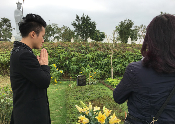 tung-duong-hat-hoa-ban-trang-ben-mo-tran-lap