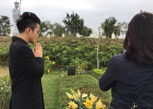 tung-duong-hat-hoa-ban-trang-ben-mo-tran-lap