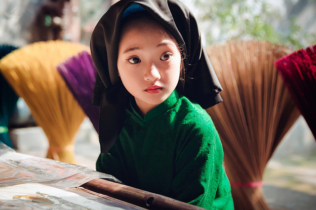 “Tiểu” Châu Tấn “chất lừ” với khăn mỏ quạ, áo dài xưa ảnh 8 Cô bé và mẹ đều rất thích mặc áo dài. Trang phục truyền thống Việt Nam mang mang tới những cảm xúc khác nhau cho người mặc.
