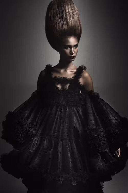 H’Ăng Niê đen nhẻm với phong cách thời trang quái dị