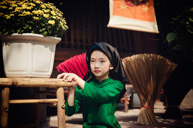 “Tiểu” Châu Tấn “chất lừ” với khăn mỏ quạ, áo dài xưa ảnh 5 Chiếc khăn mỏ quạ vốn gắn liền với áo tứ thân nay được kết hợp với áo dài
