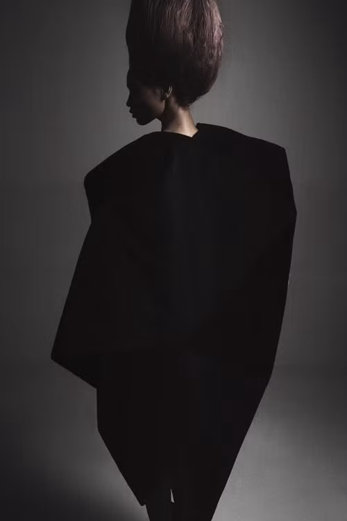 H’Ăng Niê đen nhẻm với phong cách thời trang quái dị