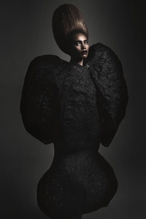 H’Ăng Niê đen nhẻm với phong cách thời trang quái dị ảnh 1 H’Ăng Niê đen nhẻm với phong cách thời trang quái dị