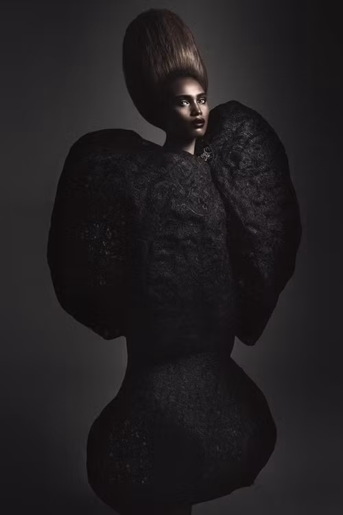 H’Ăng Niê đen nhẻm với phong cách thời trang quái dị