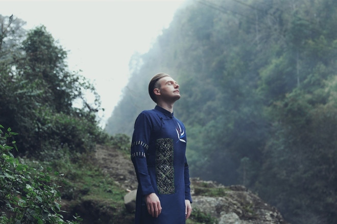 Kyo York diện áo dài giữa trời rét Sapa ảnh 5 Kyo York diện áo dài giữa trời rét Sapa