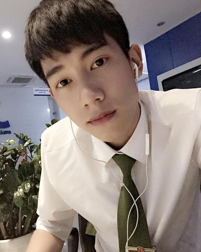 Chàng trai hiện được dân mạng gọi là "soái ca", "hot boy cảnh sát". Dan mang tim kiem chang canh sat co dong dep trai hinh anh 1