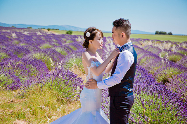Cặp đôi không chỉ đến Pháp mà còn đi một số nước Châu Âu khác để ghi lại hình ảnh đẹp tuổi thanh xuân. Tuy nhiên, bộ ảnh trên cánh đồng lavender là bộ ảnh ưng ý nhất của họ.