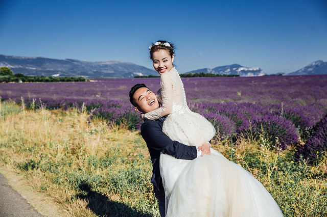  Trong khi Thùy Linh là một cô nàng lãng mạn, yêu văn thơ thì Xuân Cường lại là một người khá khô khan. Hồi mới yêu, có những lần anh Cường đi chụp ảnh ở xa cả tháng mà không gọi điện hay nhắn cho mình lần nào. Anh cũng chẳng bao giờ nói những lời yêu thương, ngọt ngào với mình. Không những thế, cả hai đều ương bướng nên cứ yêu 1 tháng lại cãi nhau đến 3 tháng, Linh kể. 