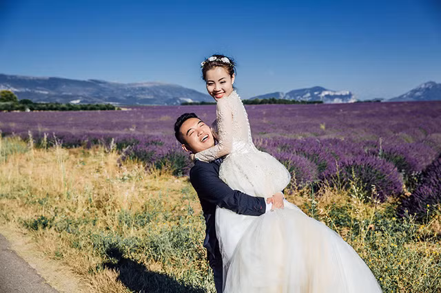  Trong khi Thùy Linh là một cô nàng lãng mạn, yêu văn thơ thì Xuân Cường lại là một người khá khô khan. Hồi mới yêu, có những lần anh Cường đi chụp ảnh ở xa cả tháng mà không gọi điện hay nhắn cho mình lần nào. Anh cũng chẳng bao giờ nói những lời yêu thương, ngọt ngào với mình. Không những thế, cả hai đều ương bướng nên cứ yêu 1 tháng lại cãi nhau đến 3 tháng, Linh kể. 