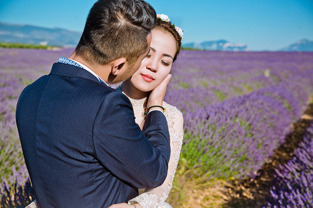 Linh và Cường đến với nhau cũng bởi tình yêu nhiếp ảnh. 3 năm trước, vì hâm mộ những tấm ảnh cưới của chàng nhiếp ảnh gia gốc Hà Nội, Thùy Linh đã quyết định kết bạn trên Facebook và làm quen với Cường. Tình cảm của họ bắt nguồn từ những lời hỏi thăm và những lời bình luận vu vơ trên mạng xã hội.