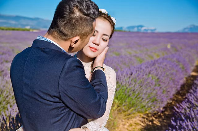 Linh và Cường đến với nhau cũng bởi tình yêu nhiếp ảnh. 3 năm trước, vì hâm mộ những tấm ảnh cưới của chàng nhiếp ảnh gia gốc Hà Nội, Thùy Linh đã quyết định kết bạn trên Facebook và làm quen với Cường. Tình cảm của họ bắt nguồn từ những lời hỏi thăm và những lời bình luận vu vơ trên mạng xã hội.