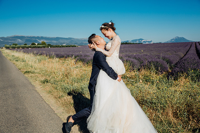  Mình đặt niềm tin tuyệt đối vào anh. Mình luôn tin rằng bằng tình yêu chân thật, một ngày anh sẽ thay đổi, cô dâu chia sẻ. Và Thùy Linh đã không sai khi càng gắn bó thì Xuân Cường càng quan tâm, hết mức chiều chuộng người yêu. 