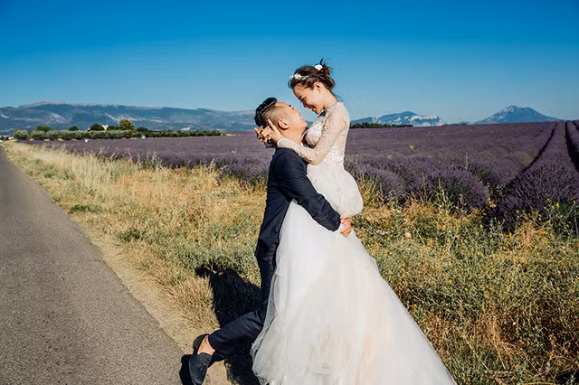  Mình đặt niềm tin tuyệt đối vào anh. Mình luôn tin rằng bằng tình yêu chân thật, một ngày anh sẽ thay đổi, cô dâu chia sẻ. Và Thùy Linh đã không sai khi càng gắn bó thì Xuân Cường càng quan tâm, hết mức chiều chuộng người yêu. 