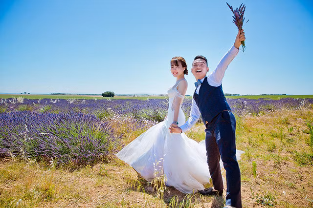 Để chuẩn bị cho ngày trọng đại, đôi uyên ương đã cùng sang châu Âu để thực hiện bộ ảnh cưới. Vì không có êkip đi cùng nên Thùy Linh tự trang điểm, làm tóc. Bộ ảnh cưới là do nhờ bạn bè hoặc người đi đường chụp hộ.