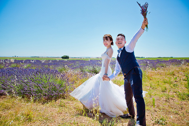 Để chuẩn bị cho ngày trọng đại, đôi uyên ương đã cùng sang châu Âu để thực hiện bộ ảnh cưới. Vì không có êkip đi cùng nên Thùy Linh tự trang điểm, làm tóc. Bộ ảnh cưới là do nhờ bạn bè hoặc người đi đường chụp hộ.