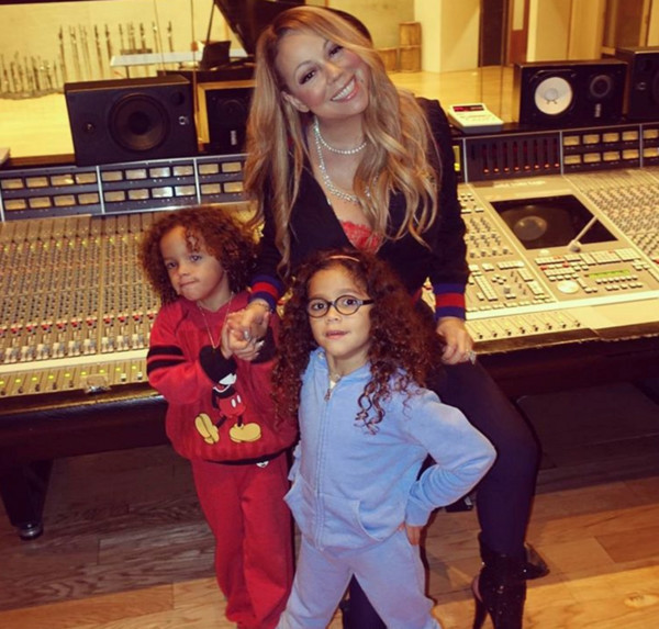 Những “sao” chậm trễ chuyện sinh con ảnh 6 Mariah Carey đẻ sinh hai con sinh đôi - Moroccan - Monroe ở tuổi 42. Diva nổi tiếng khi đó đang hạnh phúc bên người chồng thứ 2 kém 10 tuổi Nick Cannon. Cặp đôi hiện đã ly dị nhưng vẫn cùng có trách nhiệm chăm sóc 2 con nhỏ.