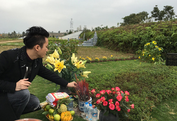 tung-duong-hat-hoa-ban-trang-ben-mo-tran-lap-2