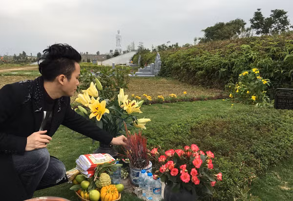 tung-duong-hat-hoa-ban-trang-ben-mo-tran-lap-2