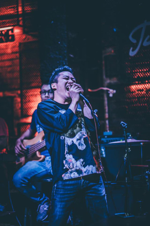 tung-duong-hat-hoa-ban-trang-ben-mo-tran-lap-5